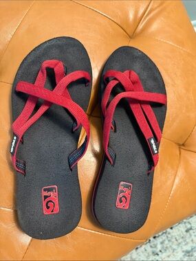 Teva Women’s size 6 Mush flip flops in Red. Perfect condition.